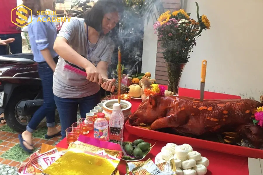 Tiến hành thắp nhang và cúng bái theo đúng quy định