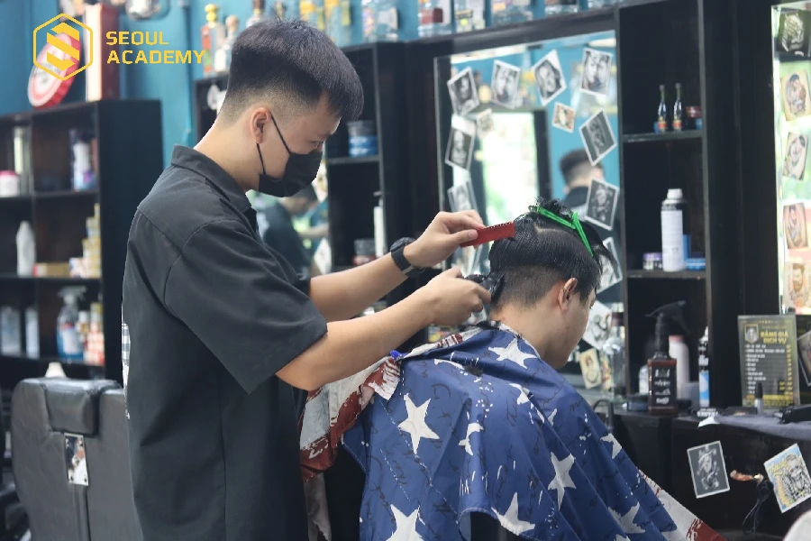 Đeo khẩu trang khi làm việc để hạn chế hít phải bụi tóc