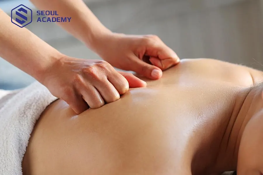 Massage toàn bộ cơ thể một cách nhẹ nhàng