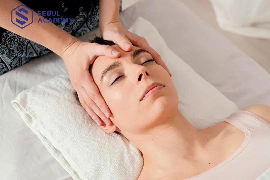 Massage mặt và ấn huyệt đỉnh đầu giúp trí óc thư giãn