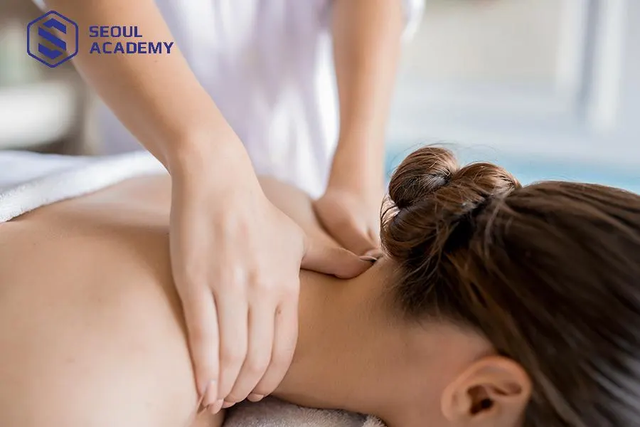 Cuối cùng là bước massage cổ vai gáy
