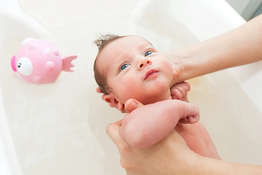 Tắm bé có thể diễn ra ngay tại nhà khách hàng