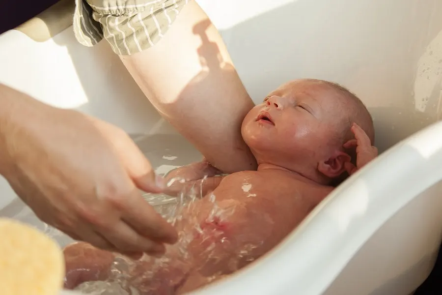 Các bé rất nhạy cảm, vì vậy cần thực hiện thao tác đúng kỹ thuật