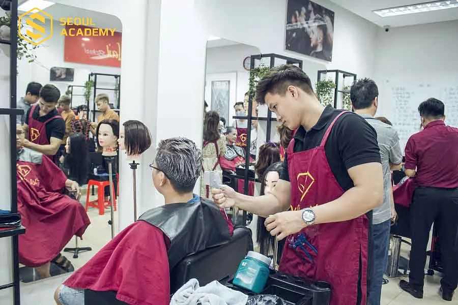 Chương trình học nghề tóc luôn theo phương pháp vừa lý thuyết, vừa thực hành
