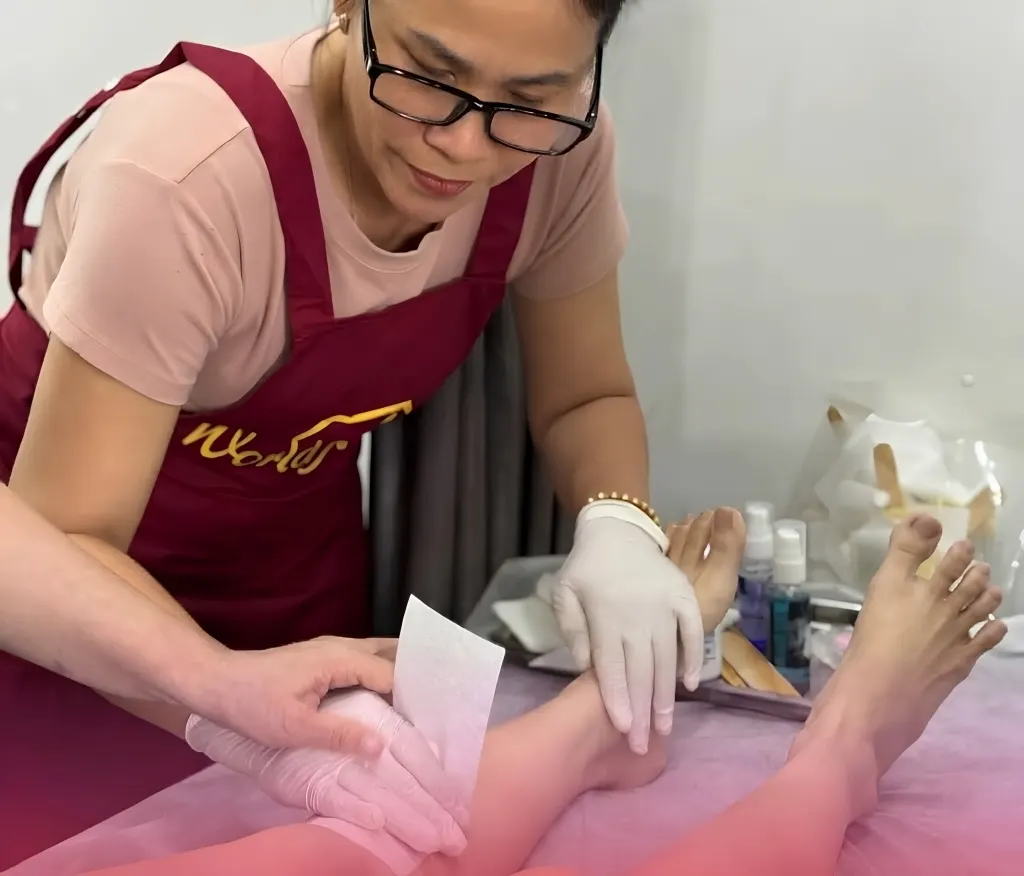 Lớp học wax lông 1:1 tại World Nail School