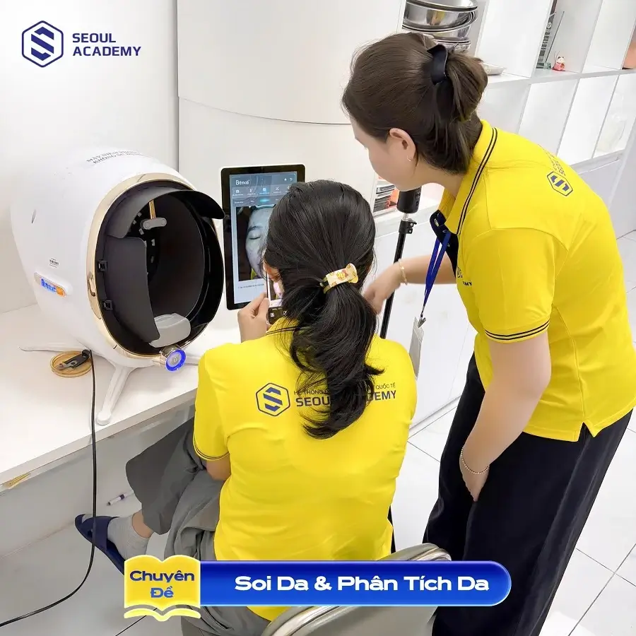 Giáo viên tại Seoul Academy chỉ tay hướng dẫn tỉ mỉ từng thao tác
