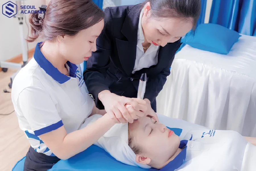 Học viên tại Legacy Academy được kèm 1:1 cầm tay chỉ việc