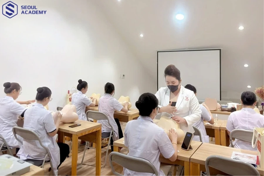 Học viên thực hành trên mô hình trước khi thực hiện trên mẫu thật