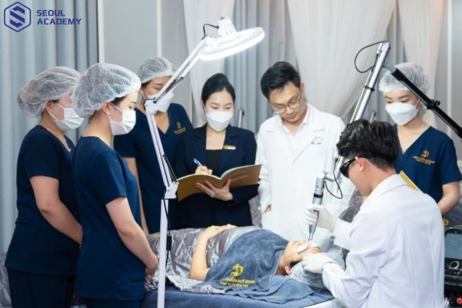 Học viên dưới sự hướng dẫn của giảng viên tại Diva Academy