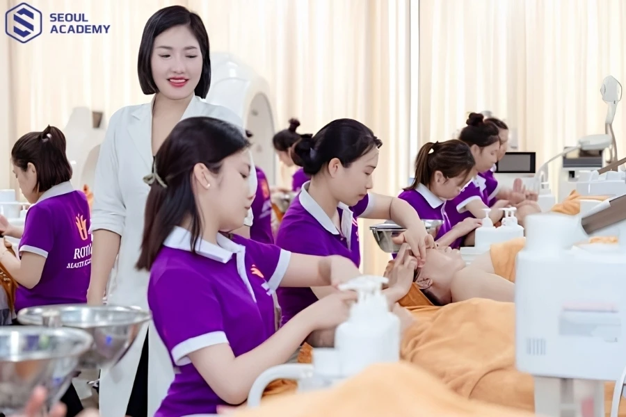 Học viên Royal Beauty Academy thực hành trực tiếp trên mẫu thật