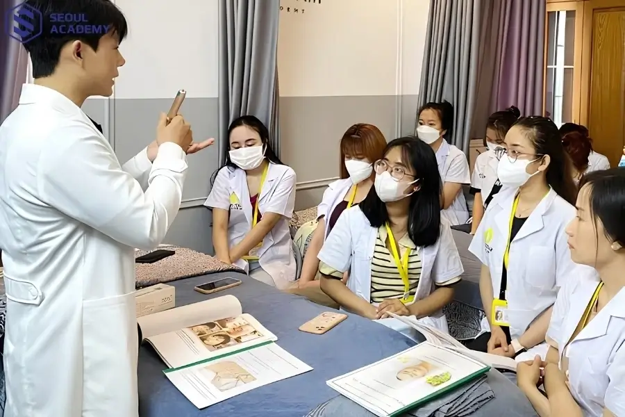 Học viên học lý thuyết trước khi bắt đầu thực hành