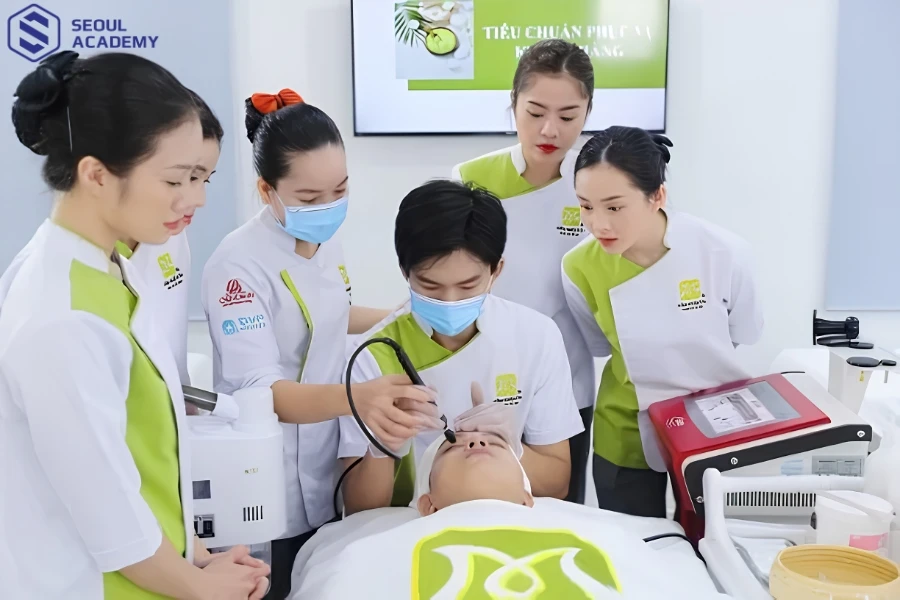 Học viên được hướng dẫn tận tình tại Á Âu Academy