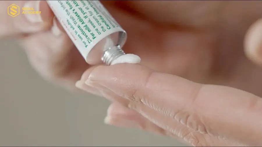 Sử dụng thuốc bôi có khả năng giảm viêm giúp vết thương nhanh khô