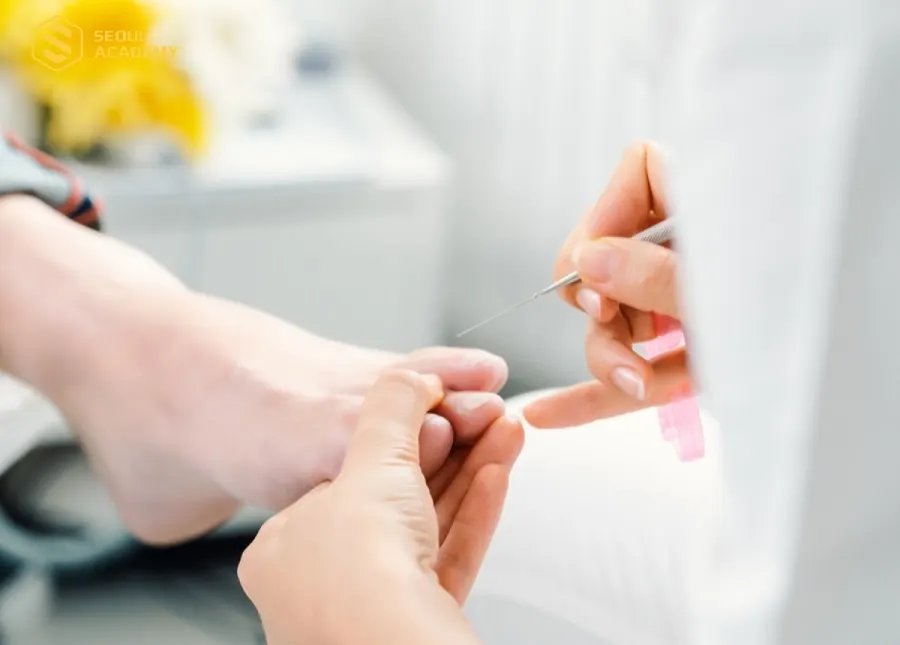 Nên lựa chọn lấy khóe tại những cơ sở chăm sóc móng uy tín, chuyên nghiệp