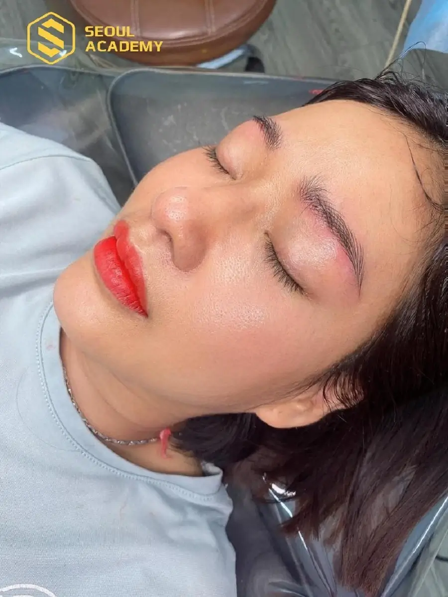 Người lớn không nên xăm mày trước khi có sự kiện
