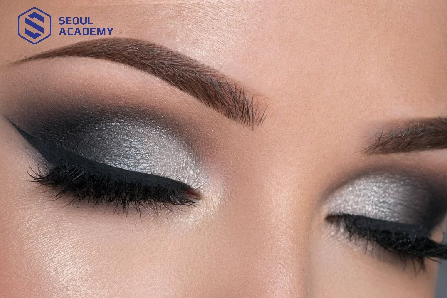 Mắt khói là gì? Đặc điểm của kiểu trang điểm smokey eyes