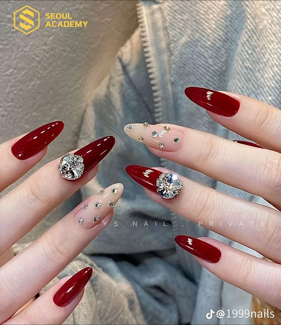 Nail cô dâu màu đỏ đính đá là lựa chọn dành cho cô dâu yêu thích vẻ đẹp sang trọng