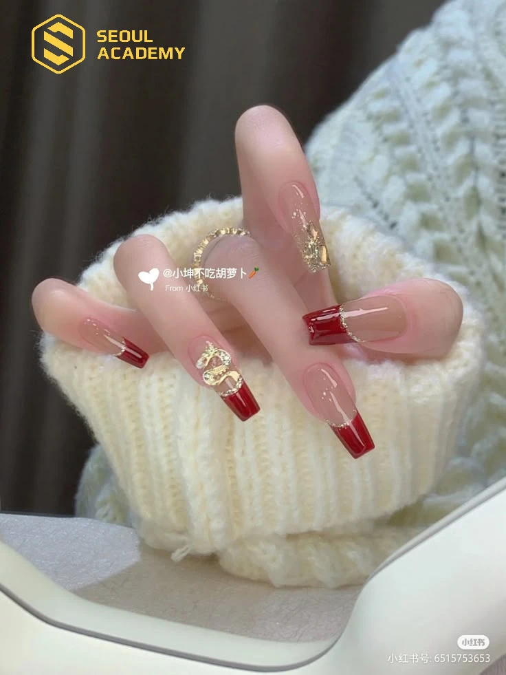 Mẫu nail viền móng màu đỏ thu hút cho cô dâu trong ngày trọng đại