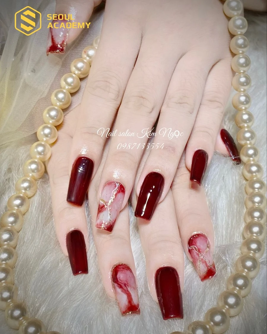 Vẽ thêm vài đường vân đá sẽ giúp tăng thêm sức hút cho móng màu đỏ của cô dâu