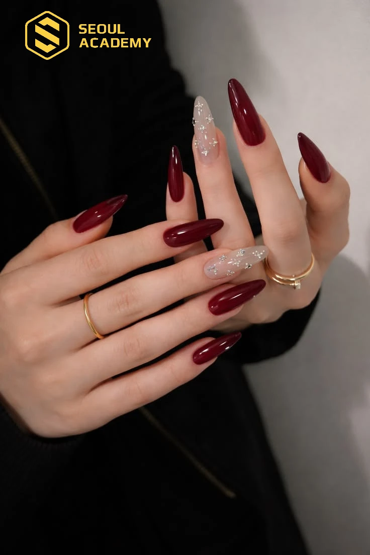 Mẫu nail cô dâu màu đỏ phối ren giúp đôi bàn tay nổi bật, thu hút