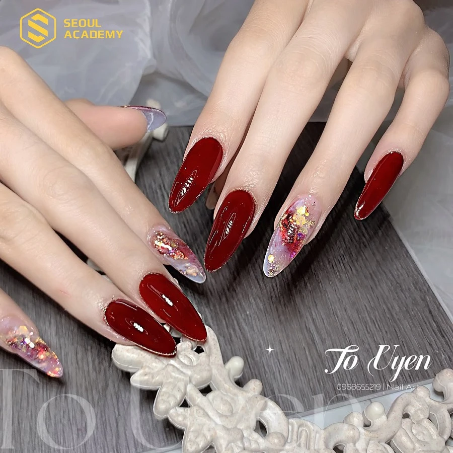 Kết hợp thêm ánh xà cừ lấp lánh cho đôi bàn tay cô dâu nổi bật