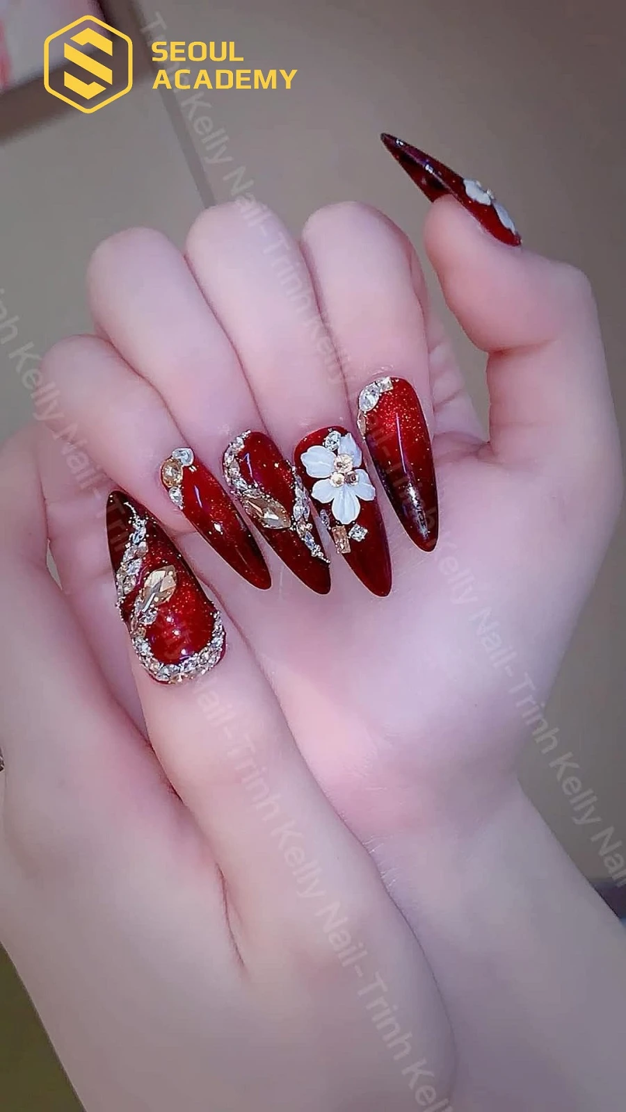 Kết hợp hoa trên nền móng đỏ cho cô dâu thu hút
