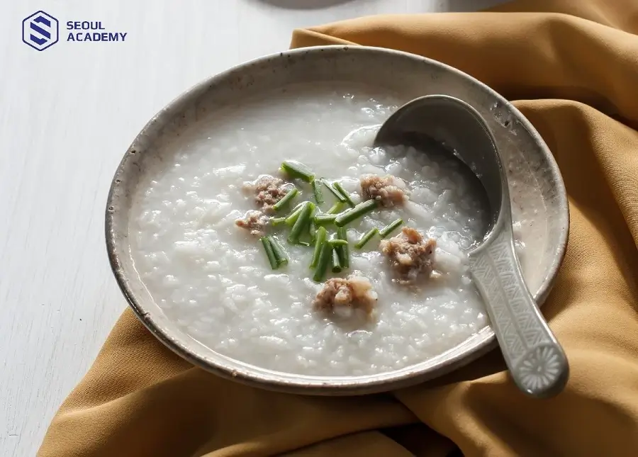 Cháo thịt bằm là món ăn dành cho người mới xăm môi rất dễ ăn