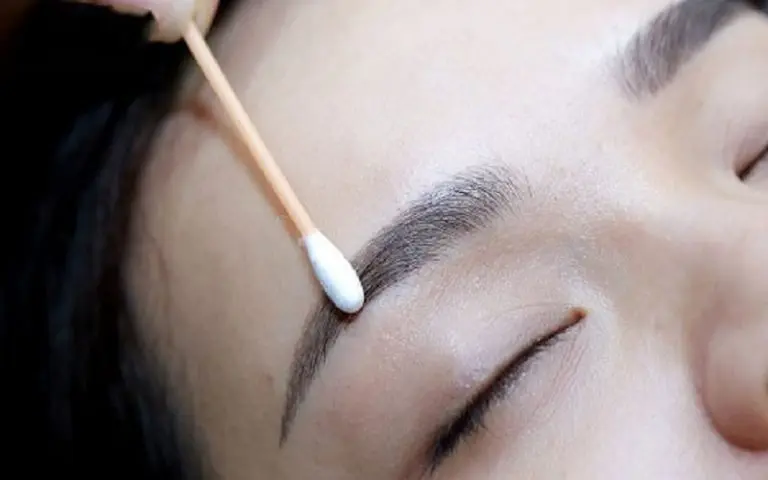 Làm sạch chân mày
