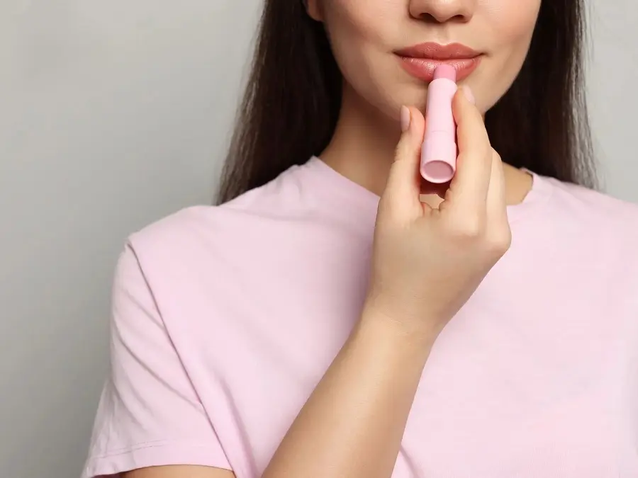 Chăm sóc môi đúng theo chỉ dẫn sau phun xăm tại nhà để môi nhanh bong và lên màu ổn định