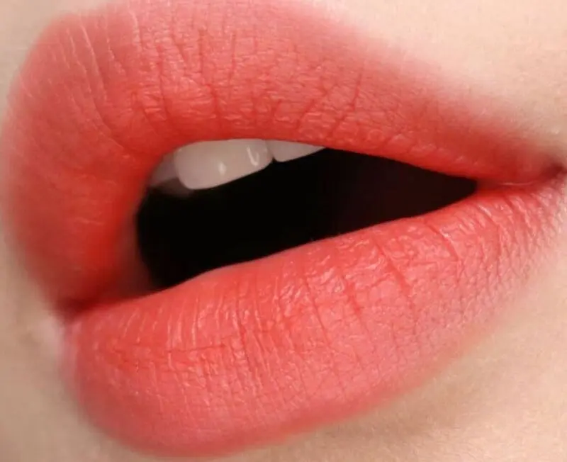 Môi màu đỏ cam sau khi bong ổn định hơn
