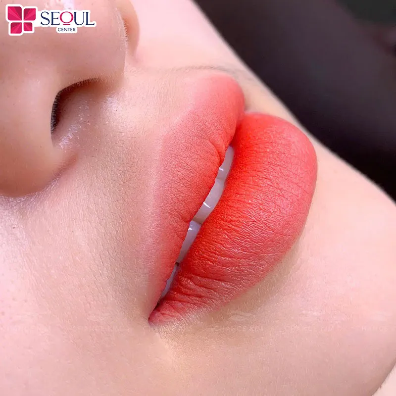 Môi màu đỏ cam khi lên màu ổn định tươi tắn, rạng rỡ