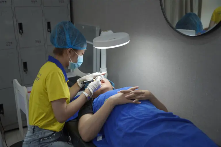 Học viên tại Seoul Academy thực hành với mẫu thật