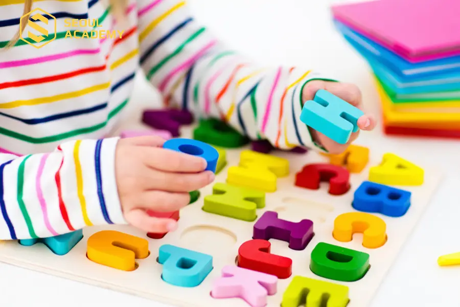 Dạy trẻ đánh vần với trò ghép chữ đầu màu sắc