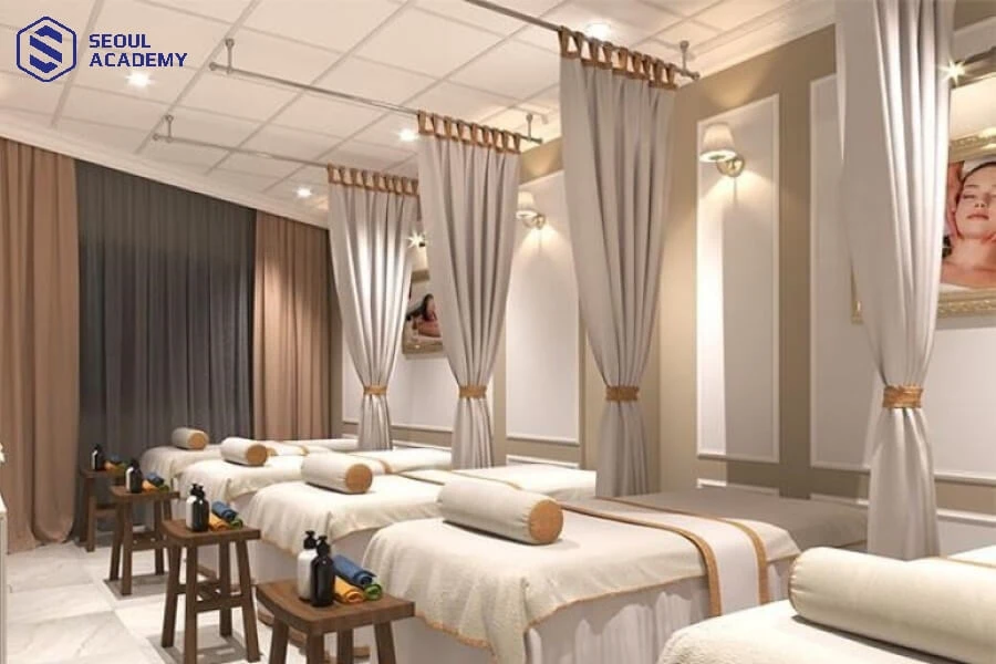 Rèm ngăn vẫn giữ được sự kín đáo và riêng tư mà không chiếm quá nhiều diện tích