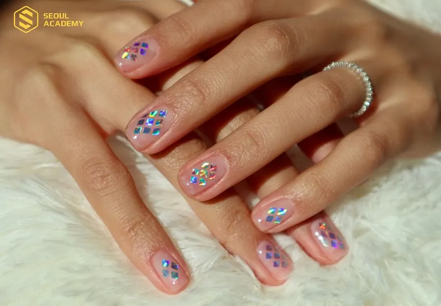 Sử dụng sticker dán móng rất nhanh gọn giúp bạn che đi phần sơn bong ở móng tay