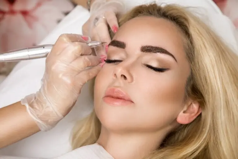 Vệ sinh chân mày là điều mà bạn cần quan tâm sau khi thêu