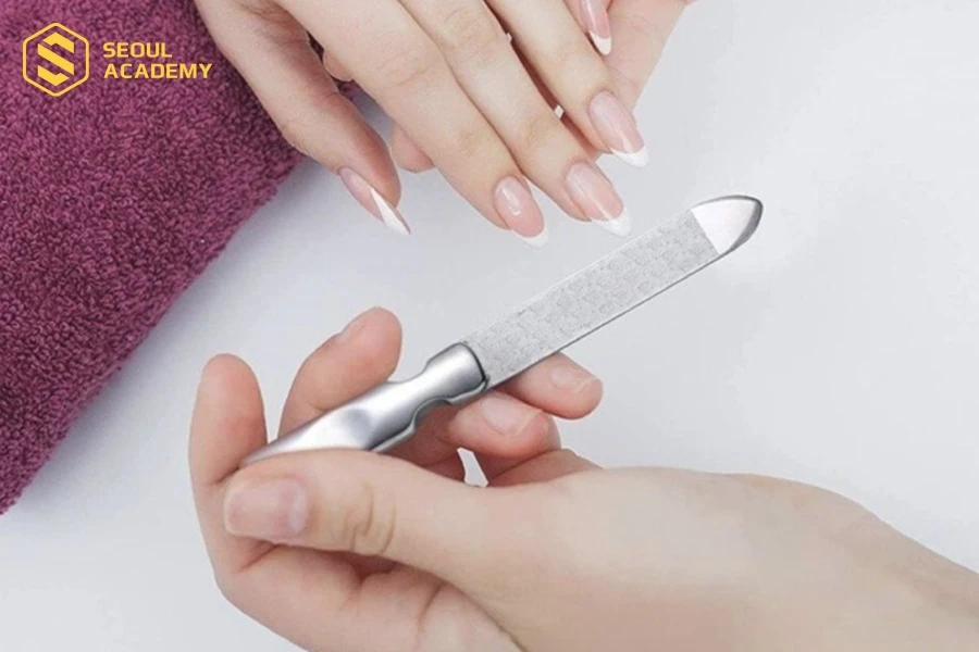 Học nghề nail nếu thuận tay trái sẽ có đôi chút khó khăn