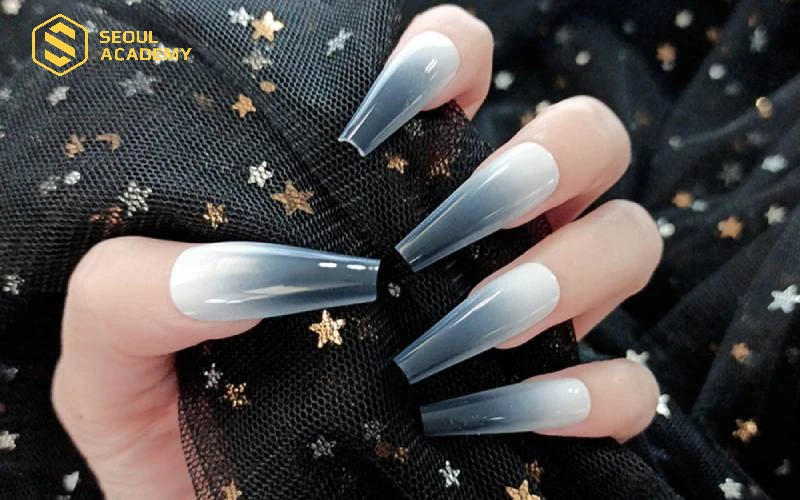 Một mẫu nail gradient cuốn hút