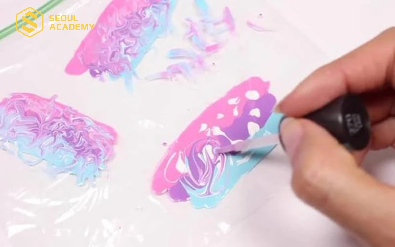 Cách mà các thợ nail thực hiện kỹ thuật water marbling