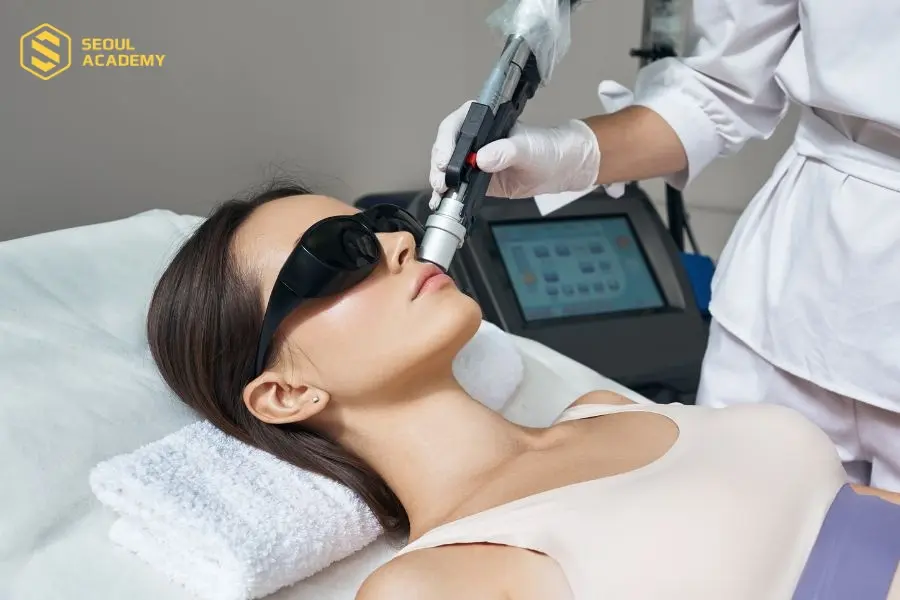 Bắn laser là phương pháp được nhiều cơ sở làm đẹp sử dụng để trị sẹo