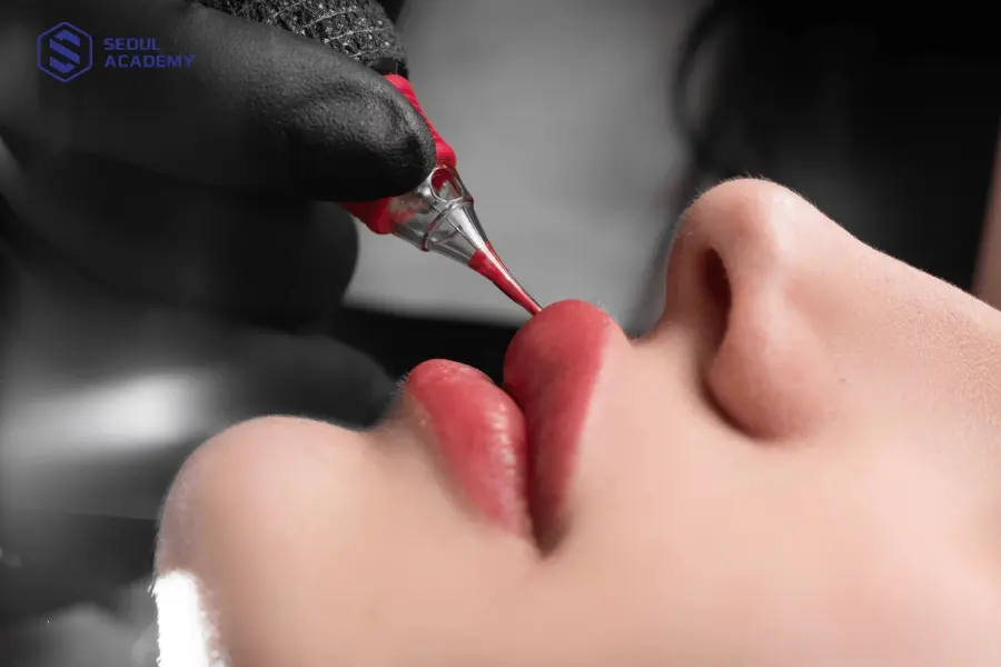 Xăm môi là phương pháp được nhiều chị em chọn để thu gọn môi