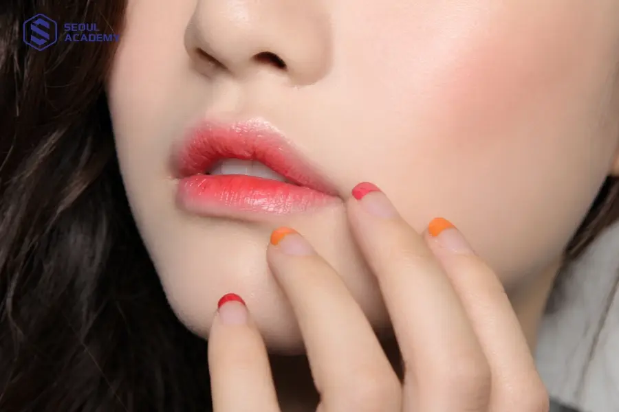 Xăm viền môi ẩn giúp môi trông mỏng hơn so với ban đầu