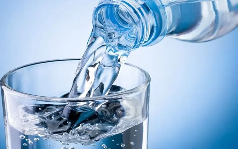 Uống nước lọc, nước khoáng để cung cấp đủ ẩm, giúp môi phục hồi nhanh