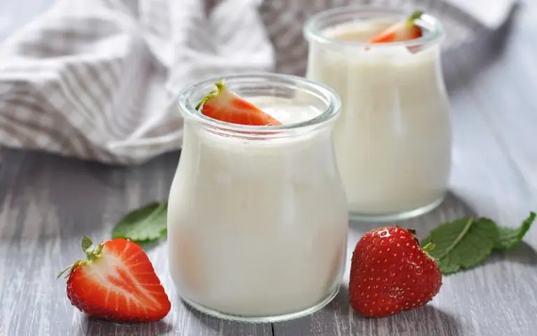 Sữa chua chứa nhiều protein và còn có thêm axit lactic, tốt cho môi sau khi xăm