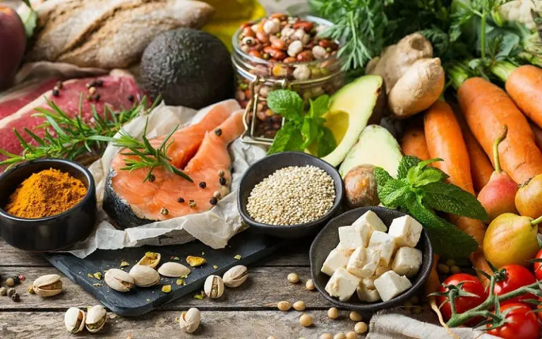 Thực hiện chế độ ăn uống lành mạnh để giúp đôi môi nhanh lành và đẹp hơn
