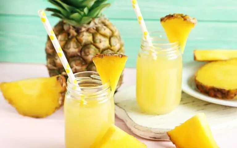 Nên uống nước ép dứa giàu vitamin C