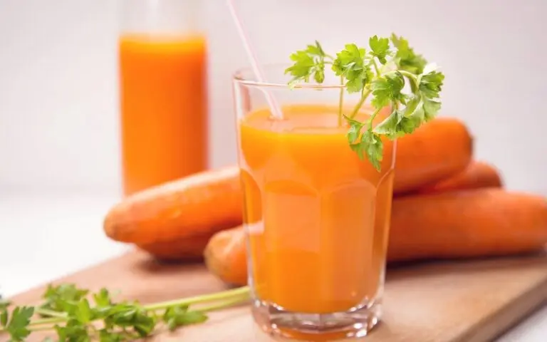 Nước ép cà rốt chứa nhiều loại vitamin, giúp môi lên màu đẹp sau khi xăm