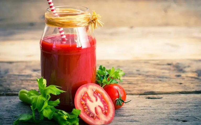 Uống nước ép cà chua sẽ giúp nàng có đôi môi hồng hào và rạng rỡ hơn