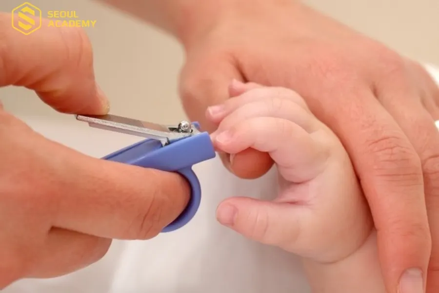 Bấm móng tay cho trẻ thường xuyên để không gây cào xước da