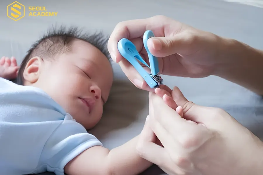 Cắt nhẹ nhàng và cẩn thận để không làm đau trẻ